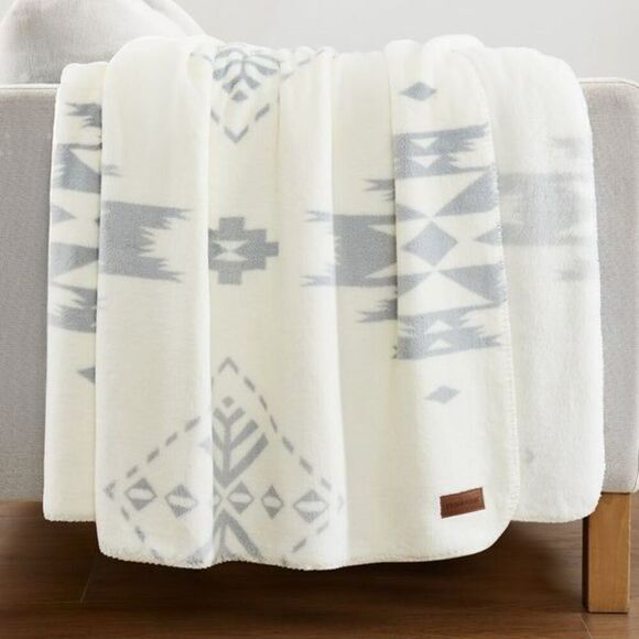 Pendleton Plush Throw Bich Tree 50” x 70” - Picture 1 of 4